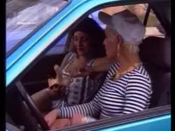 Heiße Nutten rammeln sich mit Toys beim Analsex