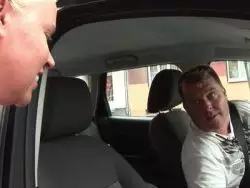 Der Mann bekommt seinen Schwanz geblasen