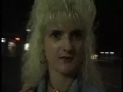 Heiße Blondine präsentiert ihre glitschige Muschi