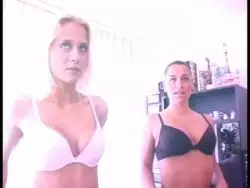 Schlanke Blondine zeigt ihre dicken Milchtüten