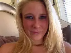 Wunderschöne versaute Blonde wird gehörig gefickt
