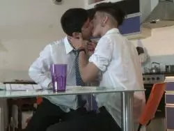 Geile Gays mit fetten Schwänzen bumsen sich beim Arschfick