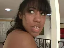 Die sexy Latina mit den Mega Hupen wird hart gepoppt