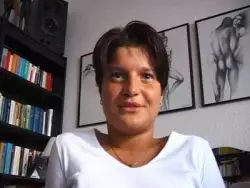 Hübsche Dame in Spitze bläst einen Schwanz