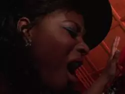 Spitze Schlampe wird in sexy Unterwäsche rigoros gefickt 