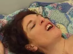Geile MILF mit kleinen Titten wird in die Rosette gerammelt 