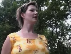 Die schwangere MILF hat eine geile behaarte Muschi