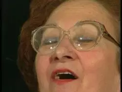 Verdorbene Dame bearbeitet eine haarige Votze