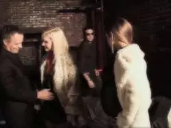 Die beiden Bitches blasen den Kerlen die Schwänze