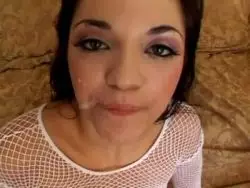 Schöne notgeile Dame lutscht einen Dödel