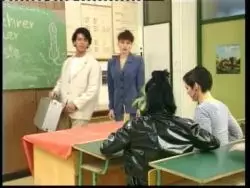 Mit seinem großen Schwanz vögelt er das Weib wild auf dem Pult