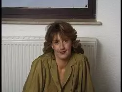 Geile Hure mit kleinen Möpsen wird heftig vom Typen gerammelt