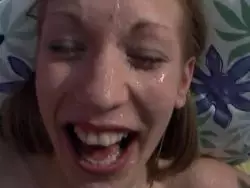 Notgeiles junges Girl mit Mikrotitten bekommt eine Samendusche 