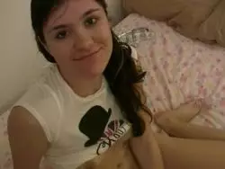 Scharfe Dame offenbart ihre zarten Titten