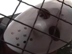 Sexy Schlampe rubbelt ihre Pussy vor den Augen von fremden Stechern mit Masken