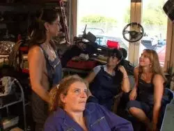 Eine frivole Hobbynutte wird in die rasierte Fotze genagelt