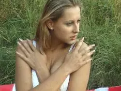 Dünne Hellhaarige zeigt ihre enormen Brüste