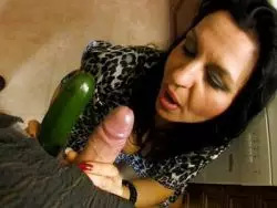 Reife Hure mit gewaltigen Brüsten wird gerammelt