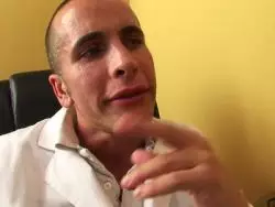 Der geile Arzt untersucht seine sexy Patientin mit seinem Lümmel