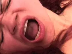 Betagte Dame mit Unterwäsche bläst einen Penis