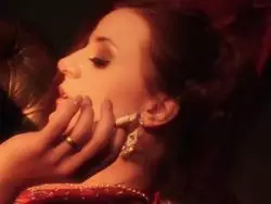 In Dessous verschlingen die beiden scharfen Amateurinnen einen strammen Pint 