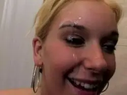 Mit einem dicken Sextoy fickt sich das Flittchen in Möse und Po