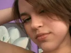 Schlanke Bitch stopft ihre nasse Möse mit einem Sextoy