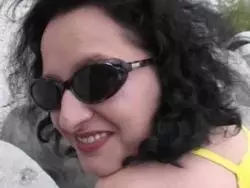 Nach dem Oralsex wird die Nutte zwischen den Häusern von mehreren Typen gefickt