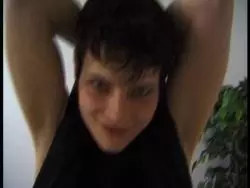 Schlanke Schlampe mit Hautbemalung bläst einen Prengel